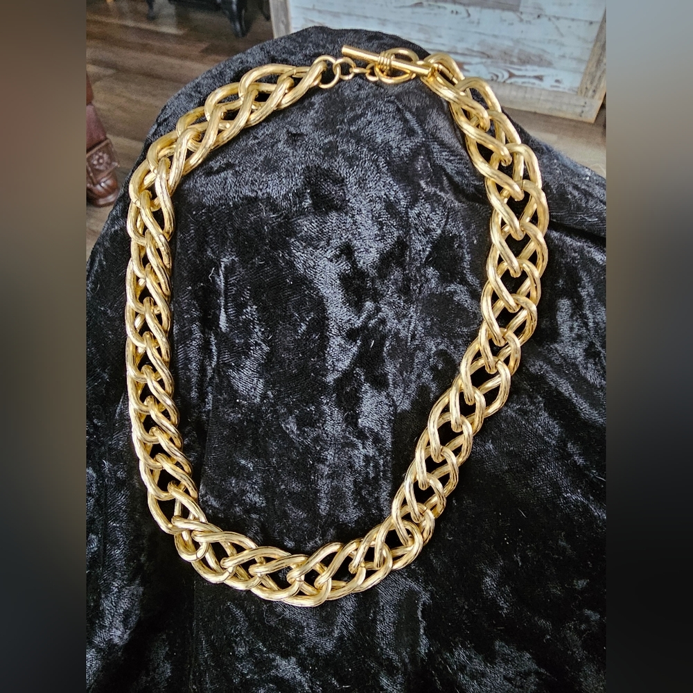 GoldTone Necklace Signed Avon vintage